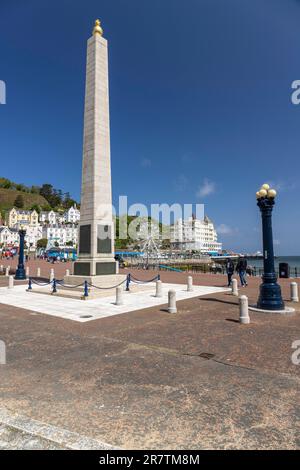 Monumento, incrocio tra North Parade e South Parade, lungomare, località balneare di Llandudno, Galles, Regno Unito Foto Stock