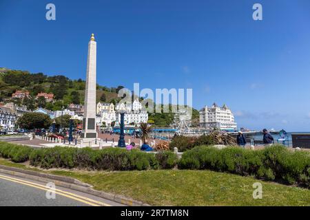 Monumento, incrocio tra North Parade e South Parade, lungomare, località balneare di Llandudno, Galles, Regno Unito Foto Stock