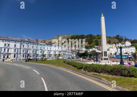 Monumento, incrocio tra North Parade e South Parade, lungomare, località balneare di Llandudno, Galles, Regno Unito Foto Stock