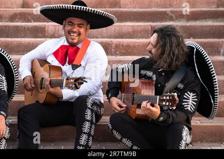 Il musicista messicano mariachi band su una strada cittadina. Foto Stock