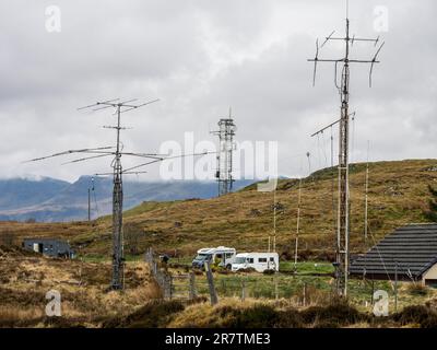 Antenne radio presso il campeggio di Staffin, Isola di Skye, Scozia, Regno Unito Foto Stock
