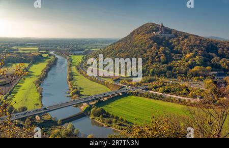 Weser Autunno con Kaiser Wilhelm Monumento porta Westfalica Germania Foto Stock