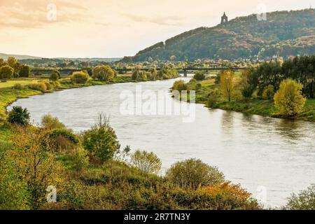 Weser con Kaiser Wilhelm Monumento porta Westfalica Germania Foto Stock