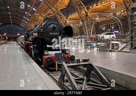 Locomotiva a vapore sulla pista del museo 24 come separazione visiva dai parcheggi della stazione centrale, Lipsia, Sassonia, Germania Foto Stock