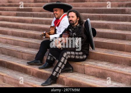 Il musicista messicano mariachi band su una strada cittadina. Foto di alta qualità Foto Stock