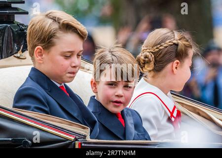 Londra, Regno Unito. 17th giugno, 2023. Prince George, Prince Louis e Princess Charlotte - Trooping the Colour per il compleanno ufficiale di Re Carlo III. Per la prima volta in più di trent'anni, i reggimenti che prenderanno parte includeranno tutti e cinque i reggimenti delle Guardie piedi. In parata saranno presenti anche il reggimento Household Cavallry Mounted Regiment, composto da Life Guards e Blues e Royals, che insieme forniranno l'Escort del Sovrano e il Royal Horse, la truppa del Re. Credit: Guy Bell/Alamy Live News Foto Stock