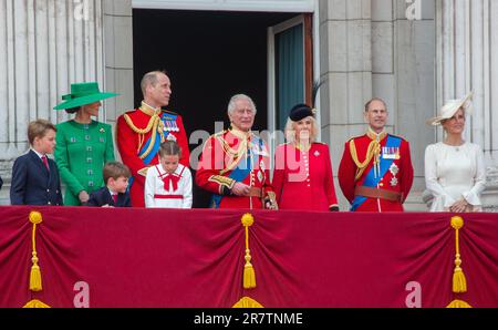 Londra, Inghilterra, Regno Unito. 17th giugno, 2023. (Da sinistra a destra) Principe GIORGIO, Principe LUIGI, la Principessa di Galles CATERINA, il Principe di Galles GUGLIELMO, la Principessa CHARLOTTE, Re CARLO III, la Regina CAMILLA, Il Duca di Edimburgo EDWARD e la Duchessa di Edimburgo SOPHIE sul balcone di Buckingham Palace per vedere il cavalcavia dopo la cerimonia di Trooping the Colour mentre il re Carlo III celebra il suo primo compleanno ufficiale da quando divenne sovrano. (Credit Image: © Tayfun Salci/ZUMA Press Wire) SOLO PER USO EDITORIALE! Non per USO commerciale! Foto Stock