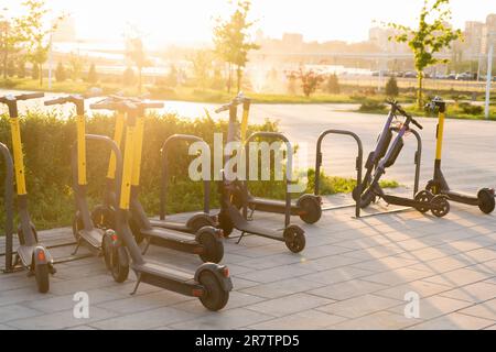Noleggio scooter elettrici sulla strada. Foto Stock