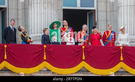 Londra, Inghilterra, Regno Unito. 17th giugno, 2023. (Da sinistra a destra) Vice ammiraglio Sir TIM LAURENCE, Principessa Royal ANNE, Principe GEORGE, Principe LOUIS, la Principessa di Galles CATERINA, il Principe di Galles WILLIAM, Principessa CHARLOTTE, Re CARLO III, Regina CAMILLA, Il Duca di Edimburgo EDWARD e la Duchessa di Edimburgo SOPHIE sul balcone di Buckingham Palace per vedere il cavalcavia dopo la cerimonia di Trooping the Colour mentre il re Carlo III celebra il suo primo compleanno ufficiale da quando divenne sovrano. (Credit Image: © Tayfun Salci/ZUMA Press Wire) SOLO PER USO EDITORIALE! Non per uso commerciale Foto Stock