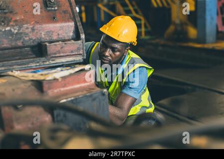 ingegnere meccanico maschio personale lavoratore lavoro che lavora in settore hevy sporco luogo di lavoro per la manutenzione di macchine di grandi dimensioni. Foto Stock