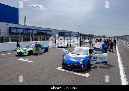 Ambiance pre-griglia di partenza, griglia di partenza durante il 4th° round della Alpine Europa Cup 2023, dal 16 al 18 giugno 2023 sul circuito di Dijon-Prenois, a Digione, Francia - Foto Marc de Mattia/DPPI Credit: DPPI Media/Alamy Live News Foto Stock