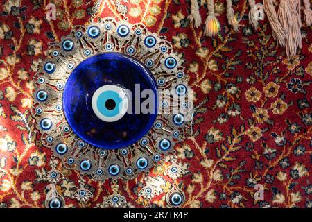 Il Blue Turkish Evil Eye Nazar Amulet o Nazar Boncugu fascino zaffiro blu souvenir dalla Turchia Foto Stock