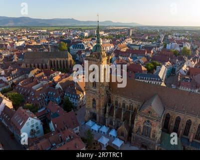 Foto aerea del drone della Chiesa di San Martino - Eglise Saint-Martin, chiesa di Colmar, in Alto Reno, Alsazia, Francia Foto Stock
