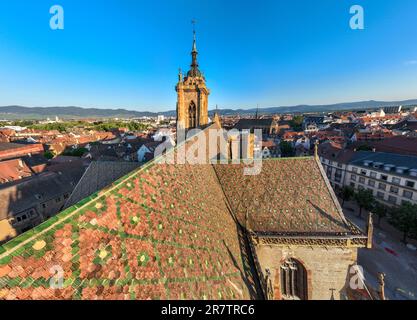 Foto aerea del drone della Chiesa di San Martino - Eglise Saint-Martin, chiesa di Colmar, in Alto Reno, Alsazia, Francia Foto Stock