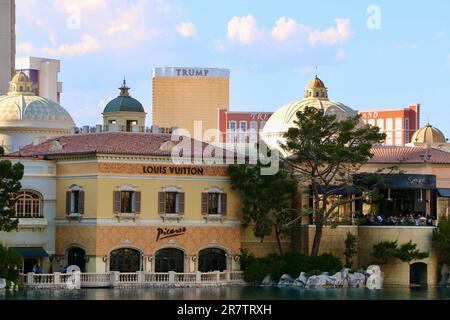 Affacciato sul lago Bellagio, con il negozio Louis Vuitton, il ristorante Picasso e il Trump International Hotel Las Vegas Nevada USA Foto Stock