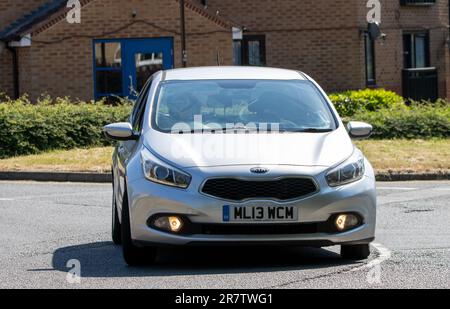 Milton Keynes, Regno Unito - 17 giugno 2023: Vista frontale di un'auto diesel KIA CEED 2013 argento che viaggia su una strada inglese Foto Stock