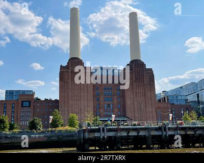 Londra Regno Unito. 16 giugno 2023. Vista generale della centrale elettrica di Battersea vista dal fiume Tamigi. Crediti: PatPhoto/Alamy Stock Foto Stock