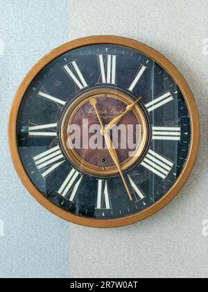 Medellin, Antioquia, Colombia - 31 2022 maggio: Grande orologio con fuso orario di Parigi su una parete bianca Foto Stock