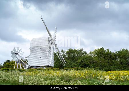 Antico mulino a vento tradizionale nel villaggio di Great Chishill a Norfolk, Inghilterra Foto Stock