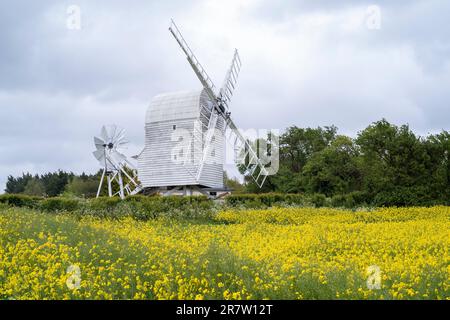 Antico mulino a vento tradizionale nel villaggio di Great Chishill a Norfolk, Inghilterra Foto Stock