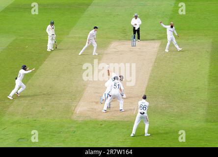 Il Moeen Ali dell'Inghilterra celebra il wicket del Cameron Green dell'Australia durante il secondo giorno della prima partita di test delle Ashes a Edgbaston, Birmingham. Data immagine: Sabato 17 giugno 2023. Foto Stock