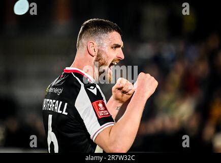 Luke Waterfall durante la partita di replay del quarto turno di fa Cup tra il Grimsby Town FC e il Luton Town FC, al Blundell Park, Cleethorpes, Inghilterra Foto Stock