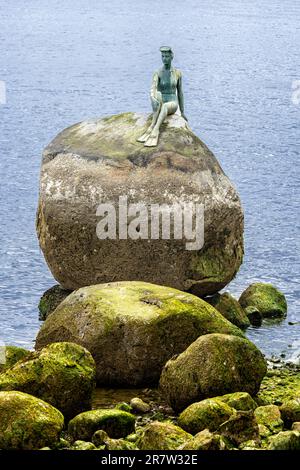 Ragazza in una statua di muta su una roccia in Stanley Park, Vancouver, British Columbia, Canada il 31 maggio 2023 Foto Stock