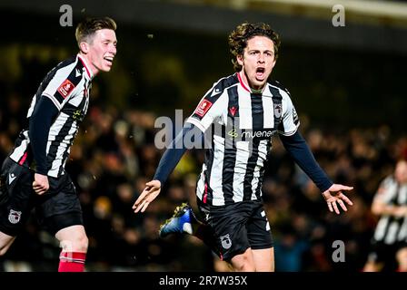 Danilo Orsi segna durante la partita di replay del quarto turno di fa Cup tra il Grimsby Town FC, e il Luton Town FC, al Blundell Park, Cleethorpes, Ing Foto Stock