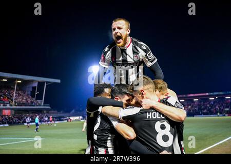 Harry Clifton segna durante la partita di replay del quarto turno di fa Cup tra il Grimsby Town FC e il Luton Town FC, a Blundell Park, Cleethorpes, E. Foto Stock