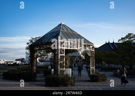 Yokohama, Prefettura di Kanagawa, Giappone. 23rd Feb, 2023. Un gazebo in Cup Noodles Park.Minato Mirai è un vivace quartiere sul lungomare di Yokohama, Giappone. Presenta punti di riferimento iconici come la Yokohama Landmark Tower e il Cosmo Clock 21, oltre a centri commerciali, luoghi di intrattenimento e splendidi parchi. (Credit Image: © Taidgh Barron/ZUMA Press Wire) SOLO PER USO EDITORIALE! Non per USO commerciale! Foto Stock