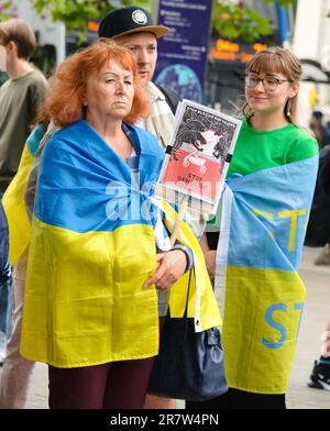 Manchester, Regno Unito, 17th giugno 2023. Una piccola protesta a Piccadilly Gardens, Manchester, Regno Unito, sull'invasione russa dell'Ucraina. Queste proteste si sono svolte nel centro di Manchester ogni sabato dall'inizio della guerra. Credit: Terry Waller/Alamy Live News Foto Stock