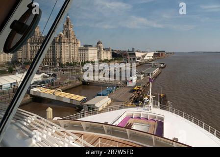 Liverpool, Inghilterra, Regno Unito. 2023. Vista dal ponte di una nave da crociera lungo il famoso lungomare di Liverpool e il fiume Mersey. Foto Stock