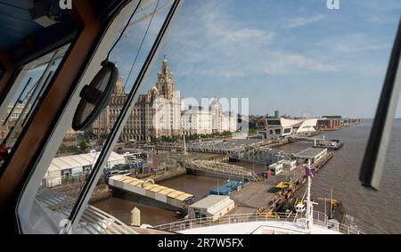 Liverpool, Inghilterra, Regno Unito. 2023. Vista dal ponte di una nave da crociera lungo il famoso lungomare di Liverpool e il fiume Mersey. Foto Stock