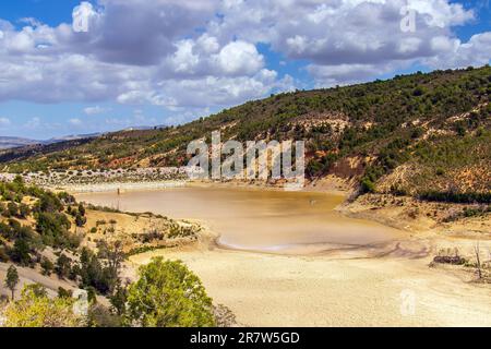 Incantevole lago di montagna con acqua gialla a Mornag, Tunisi, Tunisia Foto Stock