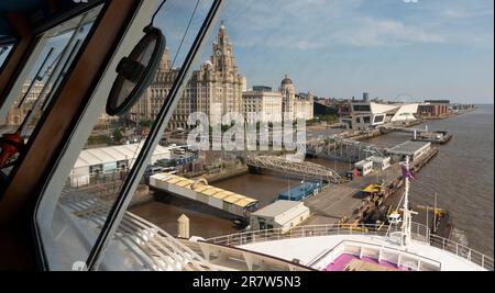 Liverpool, Inghilterra, Regno Unito. 2023. Vista dal ponte di una nave da crociera lungo il famoso lungomare di Liverpool e il fiume Mersey. Foto Stock