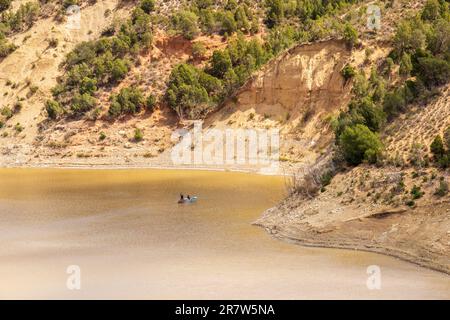 Incantevole lago di montagna con acqua gialla a Mornag, Tunisi, Tunisia Foto Stock