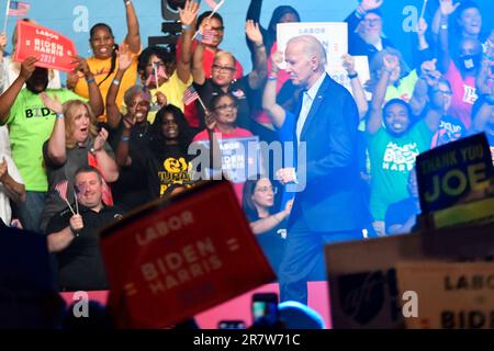 Philadelphia, Stati Uniti. 17th giugno, 2023. Il presidente Joseph Biden saluta i tifosi dopo aver parlato sul palco durante un raduno dell'Unione dei lavoratori presso il centro convegni della Pennsylvania a Philadelphia, PA, USA, il 17 giugno 2023. (Foto di Bastiaan Slabbers/Sipa USA) Credit: Sipa USA/Alamy Live News Foto Stock