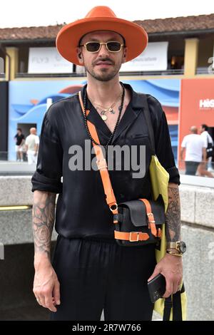 Milano, Italia. 19th Apr, 2023. Street style a Pitti immagine uomo a Firenze il 13 2023 giugno. Uomini colorati alla moda in posa in strada intorno a Pitti immagine uomo mostra alla Fortezza da basso a Firenze (Photo by Laura Villani/Sipa USA) Credit: Sipa USA/Alamy Live News Foto Stock