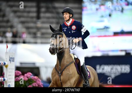 STOCCOLMA 20230617 Henrik von Eckermann, Svezia, a cavallo Re Edoardo durante l'evento a squadre saltando contro il tempo nel Longines Global Champ Foto Stock