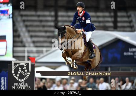 STOCCOLMA 20230617 Henrik von Eckermann, Svezia, a cavallo Re Edoardo durante l'evento a squadre saltando contro il tempo nel Longines Global Champ Foto Stock