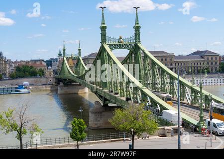 Ponte della libertà o Ponte della libertà sul Danubio. L'Università di Corvinus è sullo sfondo. Budapest, Ungheria Foto Stock