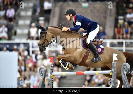 STOCCOLMA 20230617 Henrik von Eckermann, Svezia, a cavallo Re Edoardo durante l'evento a squadre saltando contro il tempo nel Longines Global Champ Foto Stock