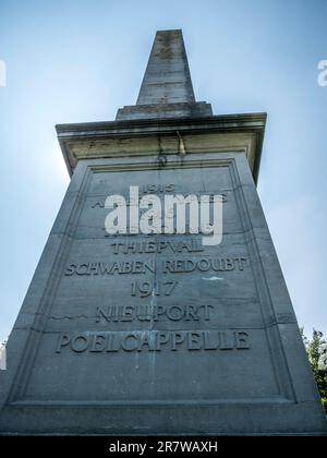 Il West Riding Memorial Torre a Essex Farm WWI cimitero sulla Belgio salienti e vicino a Ypres Foto Stock