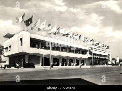 1955 , agosto , LIDO di VENEZIA , ITALIA : il celebre PALAZZO DEL CINEMA durante la Mostra Internazionale d'Arte cinematografica di Venezia ( esposizione Internazionale d'Arte cinematografica - Biennale di Venezia ). Aperto il giorno 10 agosto 1937 per la V edizione del Festival , disegnato in STILE RAZIONALISTA dall'architetto LUIGI QUAGLIATA ( 1899 - 1991 ). Fotografo sconosciuto .- FESTIVAL DEL CINEMA - CINEMATOGRAFICO - ITALIA - ARCHITETTURA RAZIONALISTA - ARCHITETTURA RAZIONALISTA - VENEZIA - bandiera - bandiera - bandiere nazionali - bandiere nazionali - TURISMO - TURISMO - turisti - turistico - Foto Stock