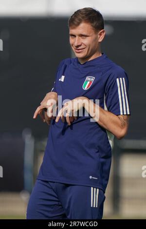 Enschede, Paesi Bassi. 17th giugno, 2023. Enschede, Enschede, Paesi Bassi, 17 giugno 2023, Nicolo Barella (Italia) durante la sessione di allenamento per la squadra Italia - calcio UEFA Nations League Match Credit: Live Media Publishing Group/Alamy Live News Foto Stock