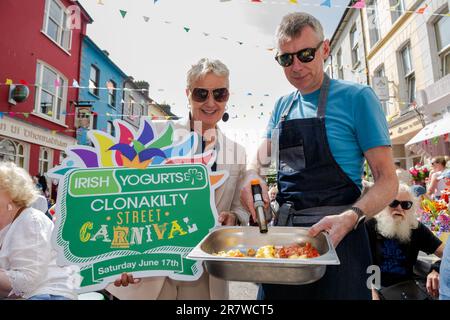 Clonakilty, West Cork, Irlanda. 17th giugno, 2023. Il carnevale irlandese di Clonakilty Street si è svolto oggi con migliaia di partecipanti. L'evento è stato aperto dal premiato chef, Eunice Power e Irish Yogurts. Le attività della Family Fun zone, i commercianti di cibo e le aree da pranzo e gli spettacoli dal vivo sono solo alcune delle attrazioni del pomeriggio. L'ospite speciale Eunice Power è raffigurato con Des o'Dowd, Inchydoney Hotel. Credit: AG News/Alamy Live News Foto Stock