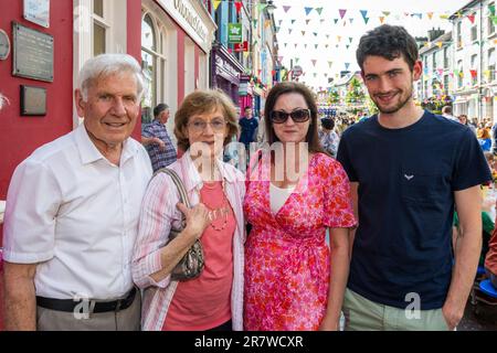 Clonakilty, West Cork, Irlanda. 17th giugno, 2023. Il carnevale irlandese di Clonakilty Street si è svolto oggi con migliaia di partecipanti. L'evento è stato aperto dal premiato chef, Eunice Power e Irish Yogurts. Le attività della Family Fun zone, i commercianti di cibo e le aree da pranzo e gli spettacoli dal vivo sono solo alcune delle attrazioni del pomeriggio. All'evento hanno goduto Louis, Bernie, Deirdre e Diarmuid White di Ballineen. Credit: AG News/Alamy Live News Foto Stock