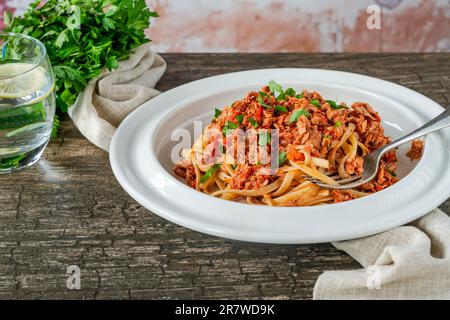 Tonno al peperoncino con pasta linguina Foto Stock