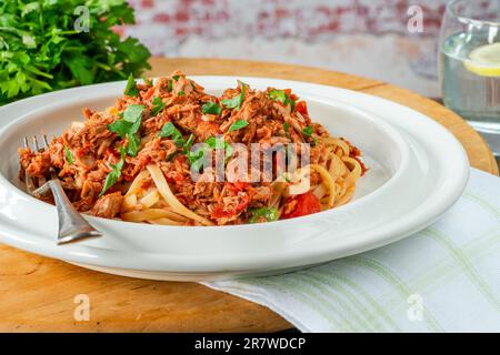 Tonno al peperoncino con pasta linguina Foto Stock