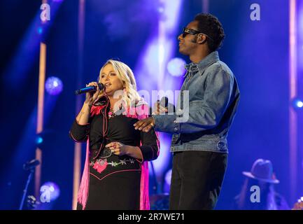 Miranda Lambert e Leon Bridges si esibiscono durante il giorno 2 del CMA Fest al Nissan Stadium giovedì 9 giugno 2023, a Nashville, Tennessee. (Foto di: Foto Stock